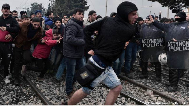 پولیس مقدونیه با گاز اشک آور مهاجران را متفرق کرد 
